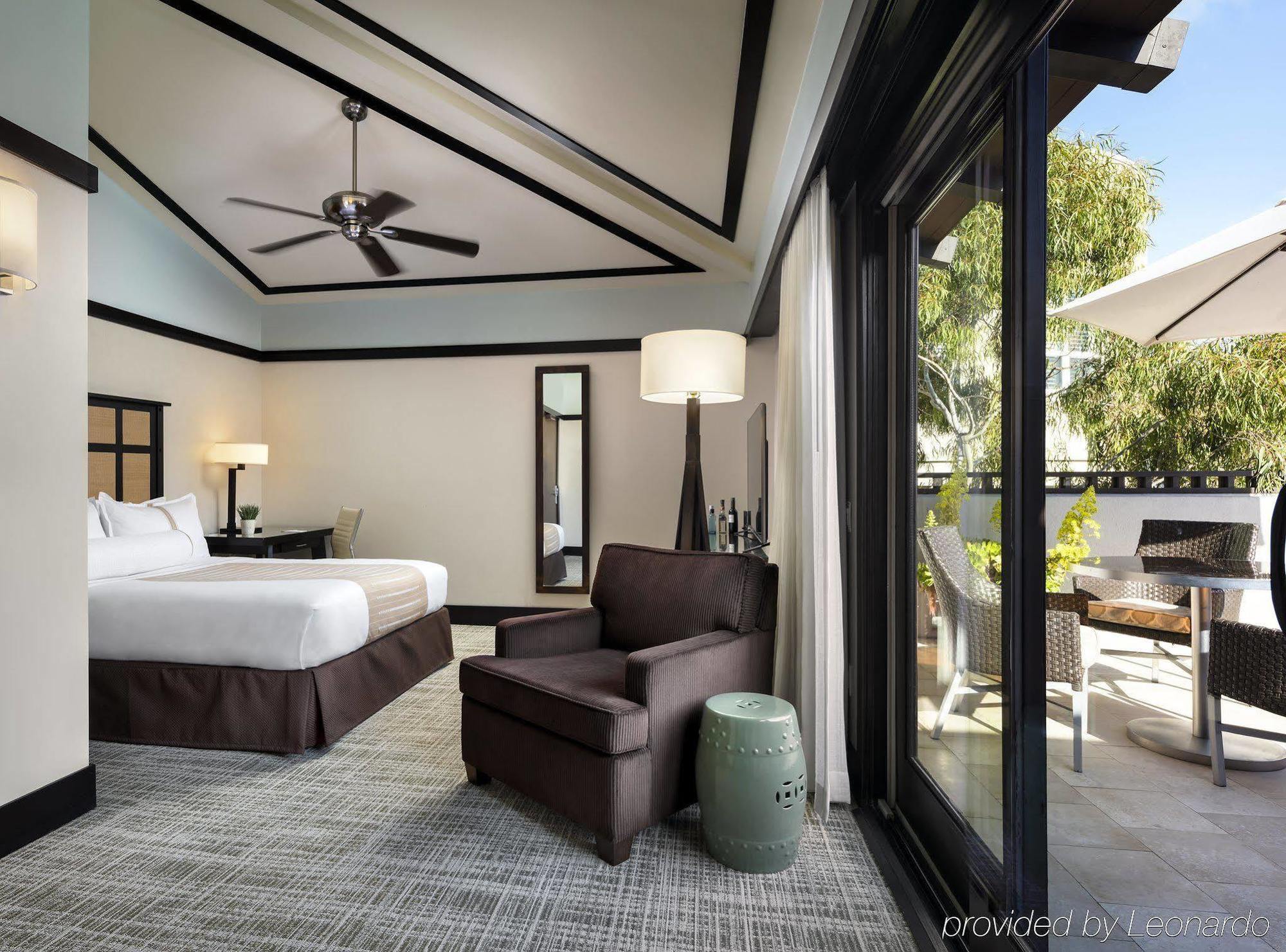 Ambrose Hotel 4*